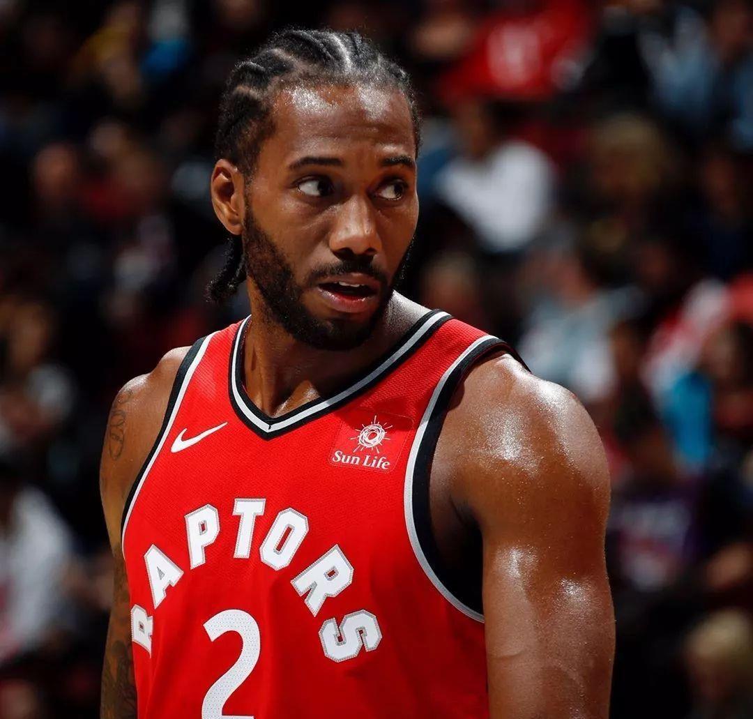 中国台湾主播丁特深夜直播因噪音过大被邻居冲门